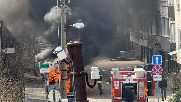 ПЪРВО В ПИК: Пожар в столичния кв. Лозенец - пламна поредният пластмасов контейнер (СНИМКА/ВИДЕО)