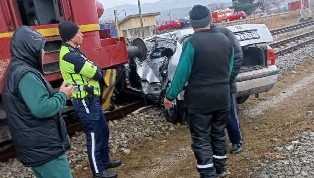 Товарен влак отнесе автомобил на жп прелез, двама души са в болница (СНИМКИ)