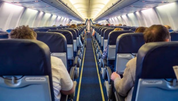 Двойка седя 4 часа до труп в самолета (ВИДЕО)