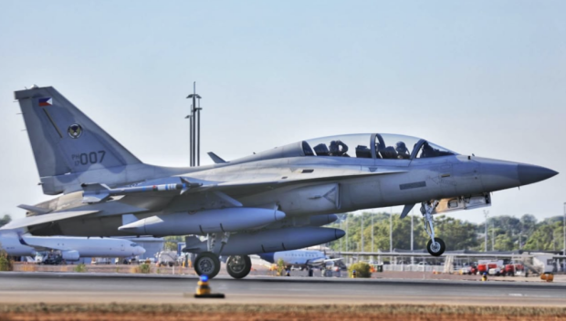 Филипински изтребител изчезна по време на операция