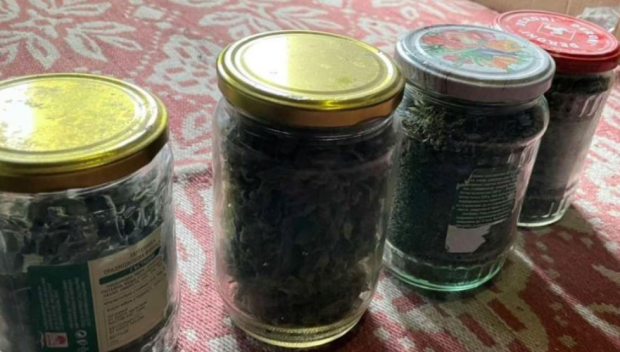 Иззеха голямо количество марихуана в буркани