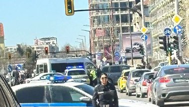 Моторизиран полицай е блъснат от кола в София