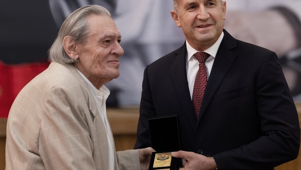 Радев връчи на Михаил Белчев Почетния знак на президента