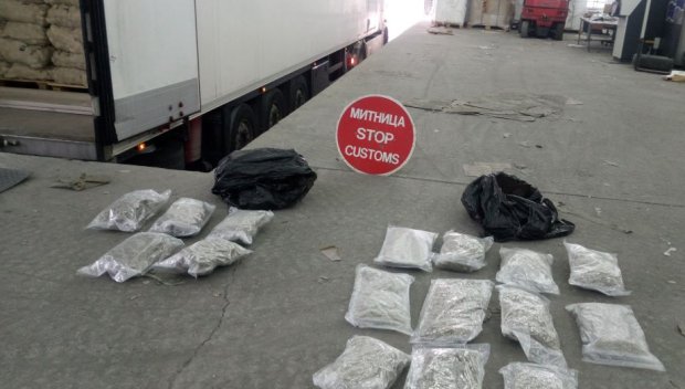 Разследват турски тираджия за трафик на 16 пакета с марихуана (СНИМКИ)