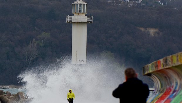 Гигантски вълни удариха Варна (СНИМКИ)