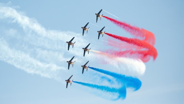 Два самолета се сблъскаха при демонстрация във Франция, пилотите катапултираха (ВИДЕО)