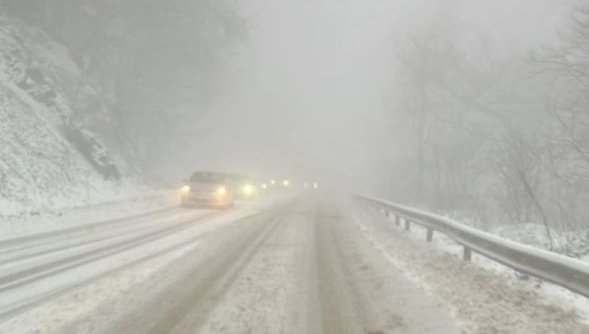 СВОДКА: Ето по кои пътища има затруднения заради снега