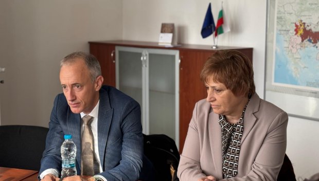 Министър Вълчев разговаря с академиците от БАН за ...