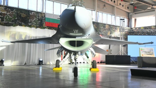 В ГРАФ ИГНАТИЕВО: Представиха българския F-16 (СНИМКИ)