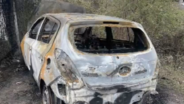 Белезници за драснал клечката на автомобил в Лом