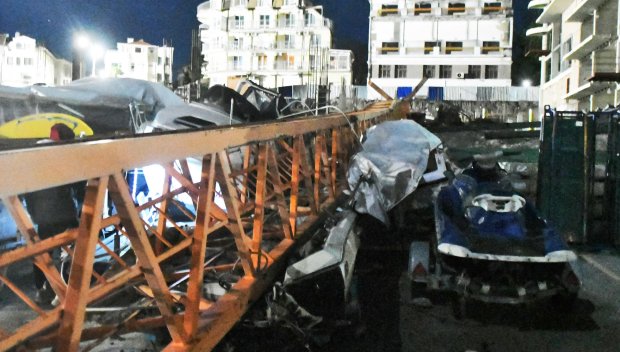 50-метров кран се стовари върху лодки на пристанище в Поморие (СНИМКИ)