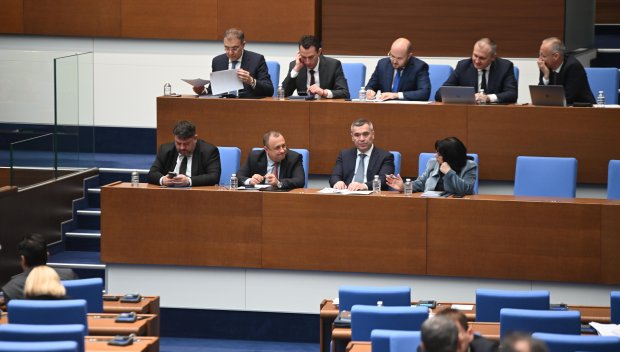 ИЗВЪНРЕДНО В ПИК TV! Четвъртият вот на недоверие влезе за обсъждане в НС. Депутатите удължиха работното си време, министърът на околната среда бесен - сипели се внушения от трибуната (ОБНОВЕНА)