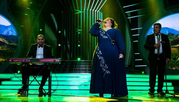 Роксана грабна победа в Капките с вентилатор между краката