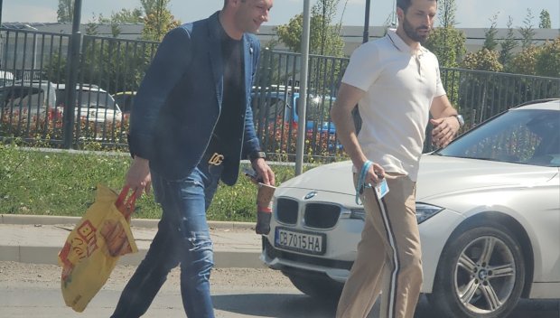 ГОРЕЩО В ПИК! Дарин Ангелов развесели софиянци, а колегата му Георги Блажев шокира шофьорите с... (СНИМКИ)