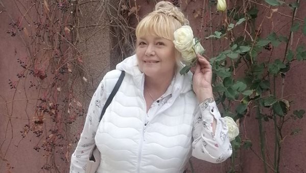 ПОЧЕРНИХА Й ПРАЗНИКА: Наша певица потъна в скръб (СНИМКА)