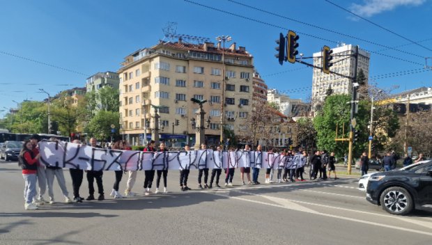 Протестиращи за кратко затвориха Орлов мост заради отказа метростанция да бъде наречена СК ЦСКА