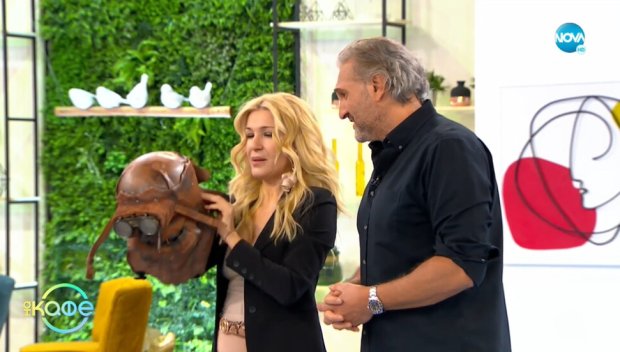 ДВЕ ГОДИНИ Юлиян Константинов крие гадже (СНИМКИ)