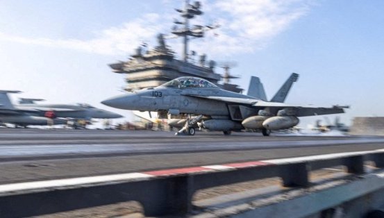 Изтребител падна от борда на американски самолетоносач в Червено море