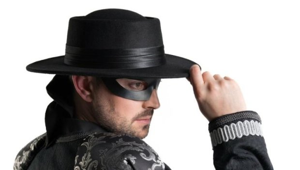 Зомбори става Зоро и тръгва на турне