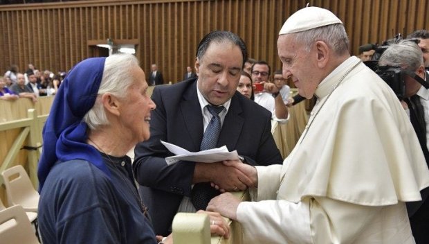 Монахиня наруши протокола, за да се сбогува с папа Франциск (ВИДЕО)