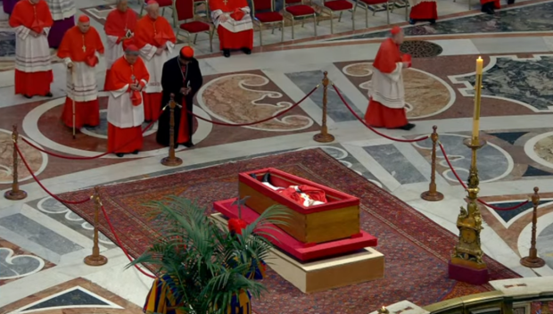 НЕВИЖДАНО ОТ ВЕК: Полагат тялото на папата на нетрадиционно място, анонимен благодетел плаща погребението (НА ЖИВО)