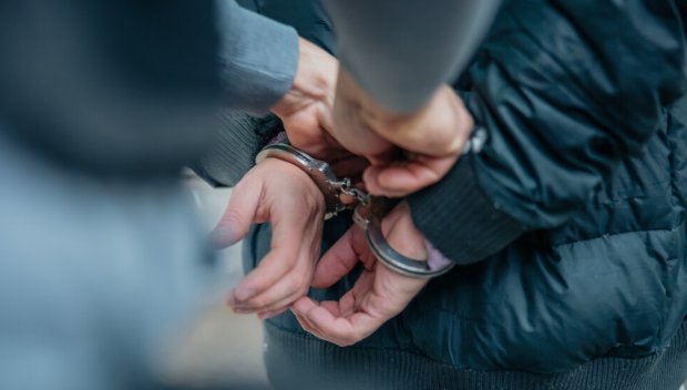 Задържаха мъж, буйствал и събарял коледна украса в центъра на Златарица