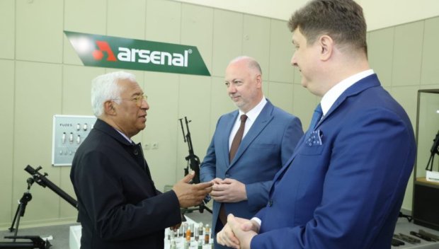 Желязков заведе Антонио Коща в завод Арсенал“