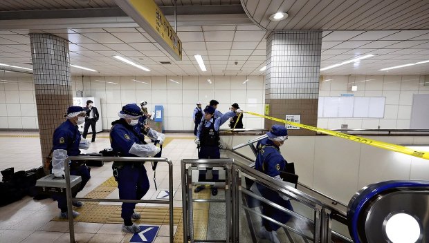 Мъж в костюм на Жокера рани няколко души с нож в метрото в Токио, полицията го задържа