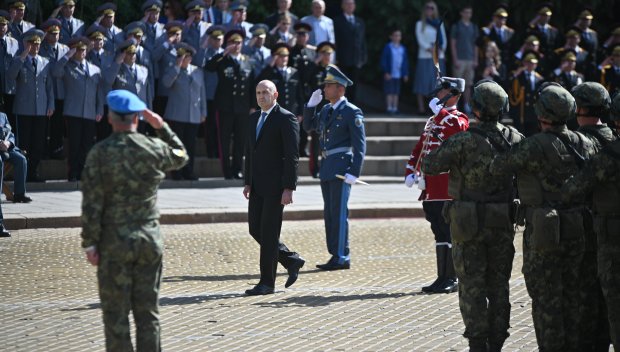 Радев ни прилага ченгеджийски номера. Фатмак да е, какъв да е...