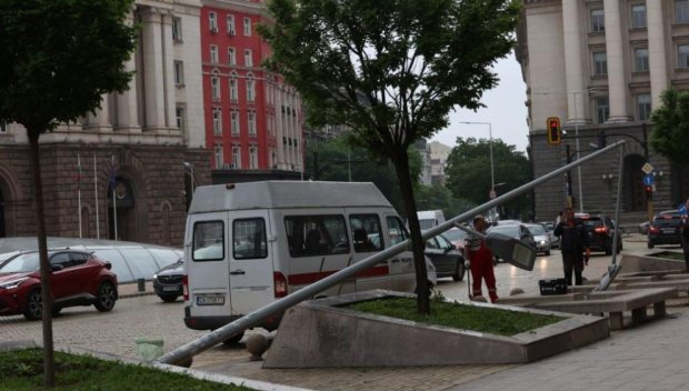 Бус на Пирогов катастрофира пред сградата на Президентството (СНИМКИ)