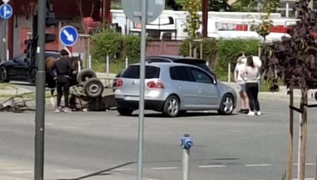 Зрелищна катастрофа между кола и каруца в София (СНИМКИ)