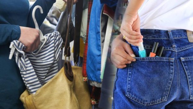ЕС забранява унищожаването на непродадени дрехи и обувки