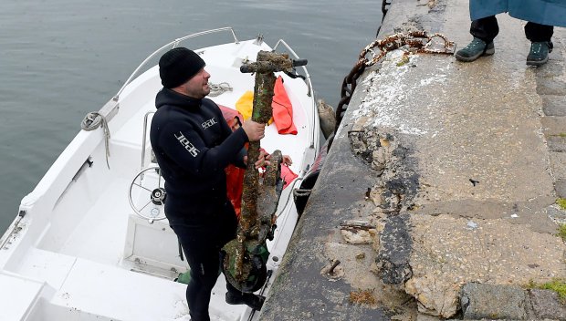 Водолази извадиха 15 тротинетки от морето във Варна (СНИМКИ)