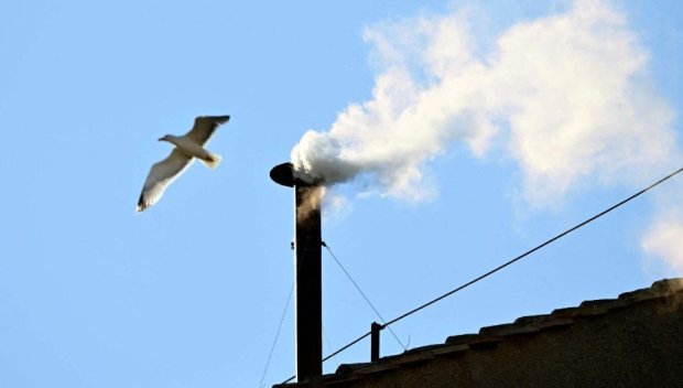 БЯЛ ДИМ от Сикстинската капела: Конклавът избра новия папа! (НА ЖИВО)