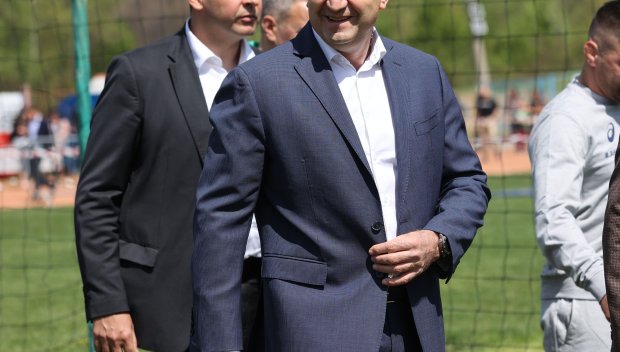 ЖАЛКА ИСТОРИЯ! След спихнатия рейтинг: Радев лъска имидж с полуголи СНИМКИ