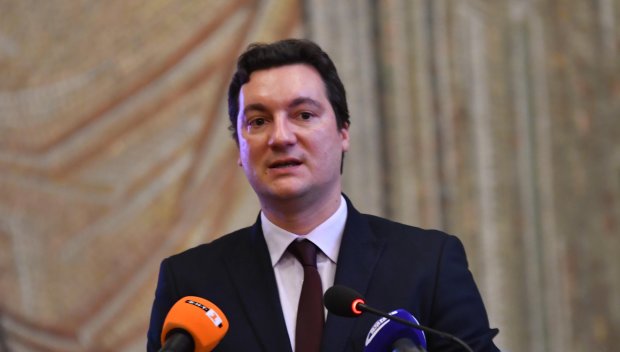 ГОРЕЩА ИНТРИГА: Тръгна слух кой ще осинови избягалия от президенството Крум Зарков