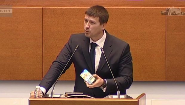 СТАВА ЗАРАЗНО: Нов шпионин в парламента - креслив лидер на опозиционна партия записва колегите си (ВИДЕО)