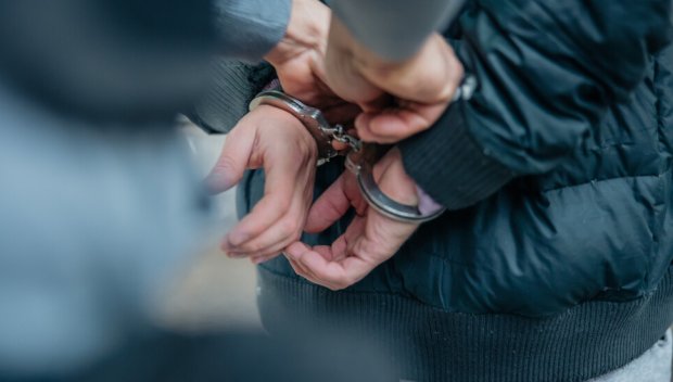 Закопчаха двама, вилнели, заплашили с убийство и грабили в Обеля