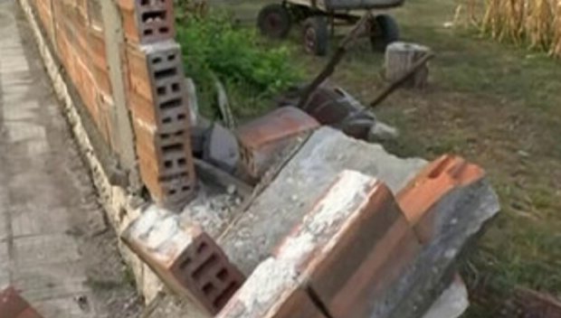 Шофьорка прелетя през ограда и кацна в двора на къща