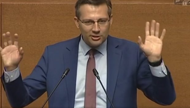 Закопаха ППДБ от трибуната: Защо правите разлика между нарушилите закона депутати от Възраждане и онези със светещите ръчички и парички (ВИДЕО)