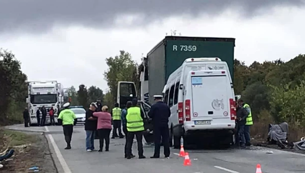 Тир и бус се удариха челно на пътя Скравена – Ботевград, шестима са пострадали 