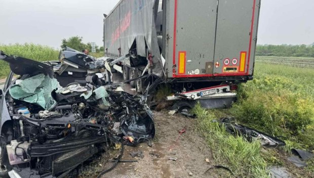 УЖАСЪТ ПО ПЪТИЩАТА НЯМА КРАЙ: ТИР премаза кола и рани трима между Бяла Слатина и Кнежа - сред пострадалите има и дете (СНИМКИ)