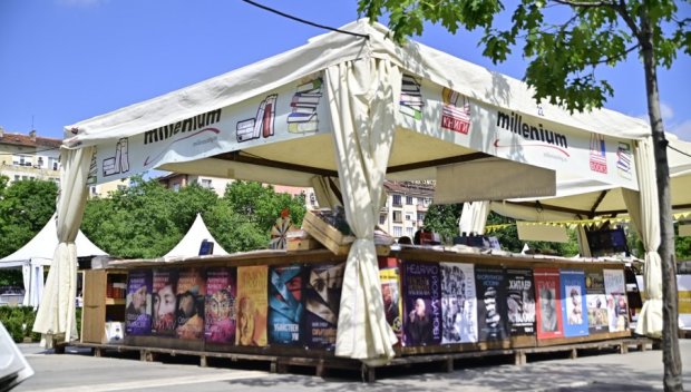 Шедьоври на Милениум с невероятни отстъпки на Панаира на книгата пред НДК! Вижте какво си избра Петър Стоянов (ВИДЕО)