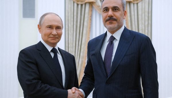 Путин и турският външен министър обсъдиха прекратяването на войната в Украйна