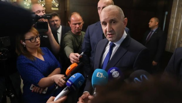 Отчаяният опит на Радев да постигне нещо в българската политика и да угоди на приятелите си в Кремъл