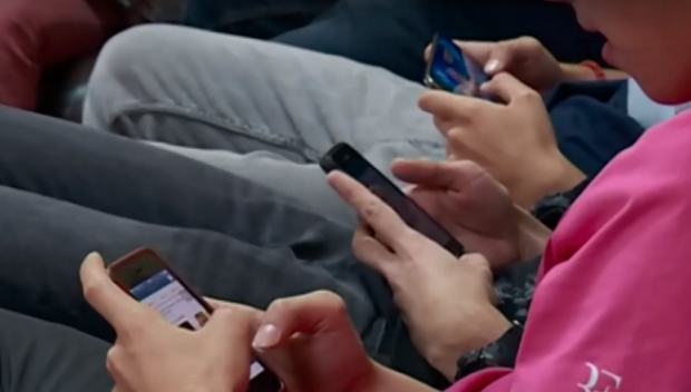 Директори подкрепят идеята за забрана на телефоните в клас