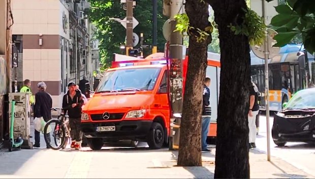 ПЪРВО В ПИК! Тежка верижна катастрофа срещу Френската гимназия в София - има ранен (ВИДЕО)