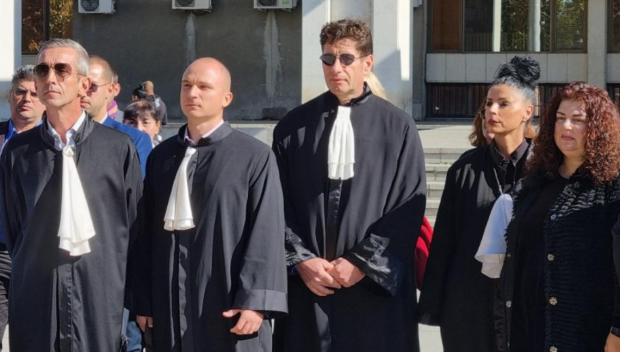 Адвокати излизат на протест пред Съдебната палата в Пловдив