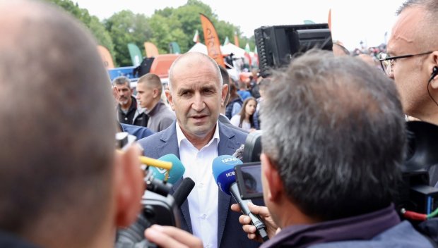 ГОРЕЩО В ПИК: Радев надига чашка в Лясковец, докато Коцетата бранят референдума му (СНИМКИ)