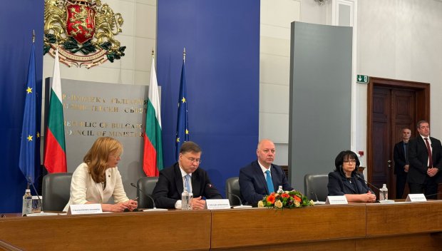 ИЗВЪНРЕДНО В ПИК TV! Желязков и Домбровскис с горещи подробности за приемането на еврото - ето как и кога ще може да обменяме левове (ВИДЕО)